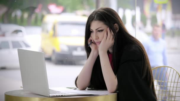 Bedroefd Jonge Vrouw Zoek Laptop Ondertekend Document Bezorgd Gezicht Zakenvrouw — Stockvideo