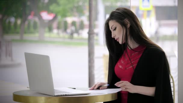 Jeune Femme Signant Contrat Important Souriant Une Table Cafétéria Sur — Video