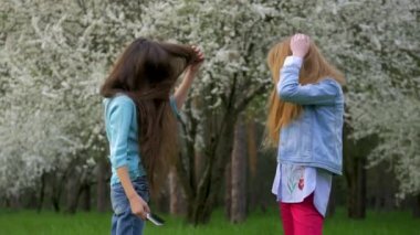 Saç modeli açık yapma iki sevimli gülümseyen arkadaş. vücut bakımı ve güzellik kavramı