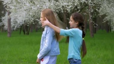 iki küçük kız şehir parkının yakınında dışında birbirlerine komik saç yapmadan dalga