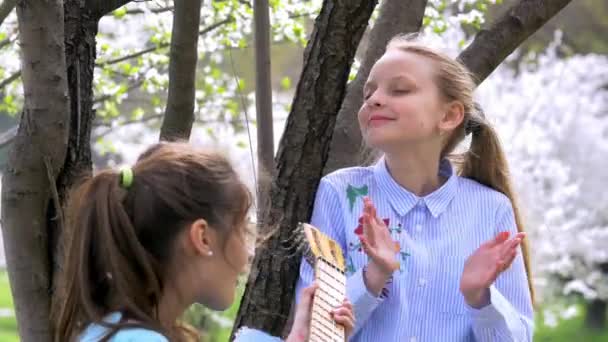 Två Unga Lilla Flickan Avkopplande Med Gitarr Naturen Och Njuter — Stockvideo