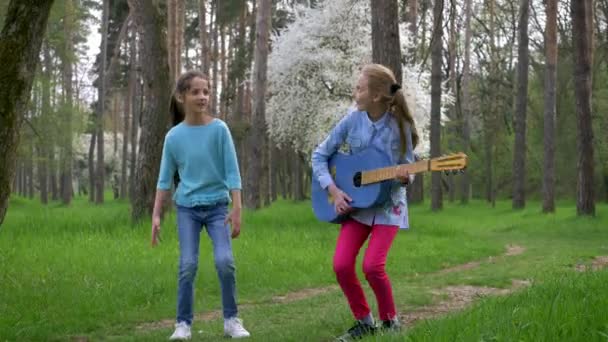 Buiten Spelletjes Voor Kinderen Vrolijke Vriendinnen Samen Springen Met Gitaar — Stockvideo