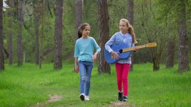 Caminar Parque Ciudad Primavera Dos Niñas Escuela Caucásica Con Guitarra — Vídeo de stock