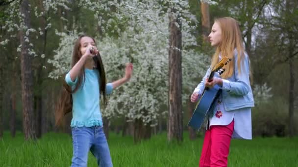 Schattige Tiener Vriendinnen Zijn Gitaarspelen Buitenshuis Kleine Meisjes Zingen Liedjes — Stockvideo