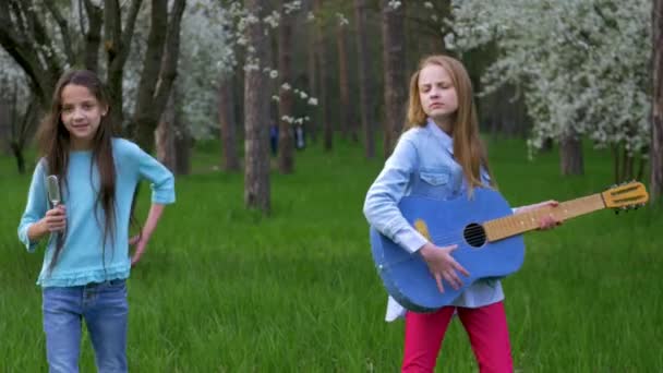 Девушки Веселятся Поют Расческе Микрофоне Две Маленькие Привлекательные Девочки Веселятся — стоковое видео