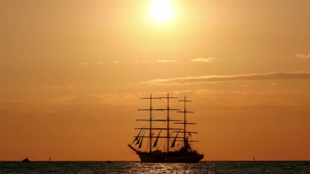 Sunset Beautiful Silhouette Sailing Vessel Sea Three Masted Ship Floats — Stock Video