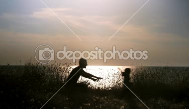 siluet adam ve küçük çocuk birbirimize karşı çalıştırın. Baba çocuk atar ve ona sarıl. kavram aile birleşimi baba ve oğul ilişkisi