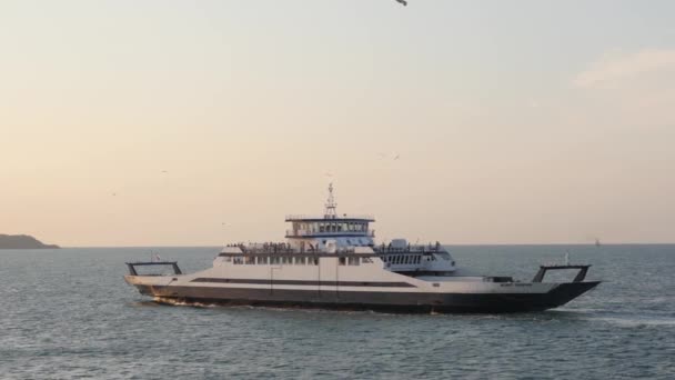 旅客船輸送人々 および日没 ケルチ海峡でクリミア半島方面へ車 概念の貨物と出荷 スローモーション — ストック動画