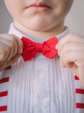 onun kırmızı papyon düzeltme temiz küçük çocuk. kavram iyi yetişmiş ve eğitim - görüntü