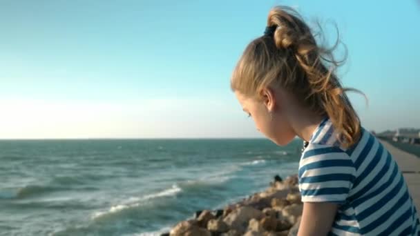 Niña Toma Pequeño Bol Pescado Mira Los Peces Pequeños Concepto — Vídeo de stock