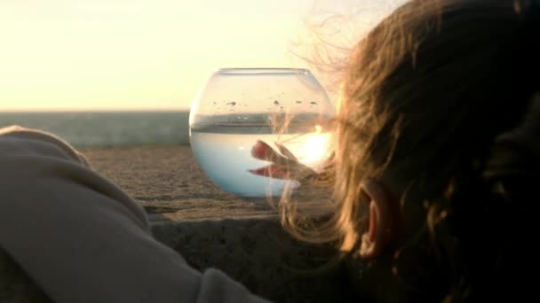 Sunset Coast Silhouette Little Girl Takes Small Fishbowl Looks Small — Stock Video
