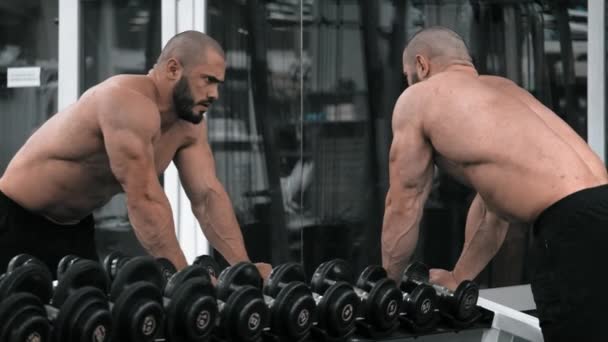 Male Bodybuilder Lifting Heavy Dumbbells Gym Muscular Man Naked Torso — Stock Video