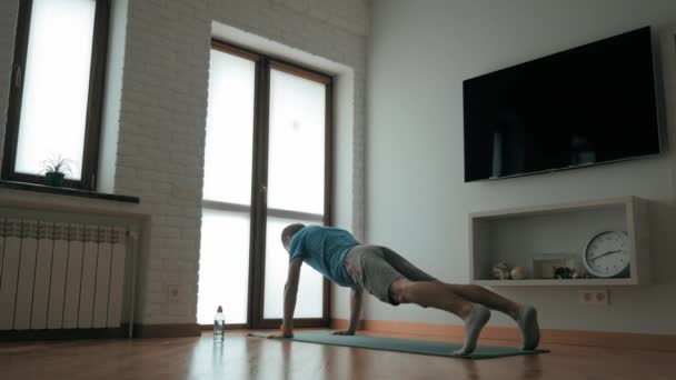 Jovem Homem Ativo Fazendo Push Ups Exercício Casa Durante Treinamento — Vídeo de Stock