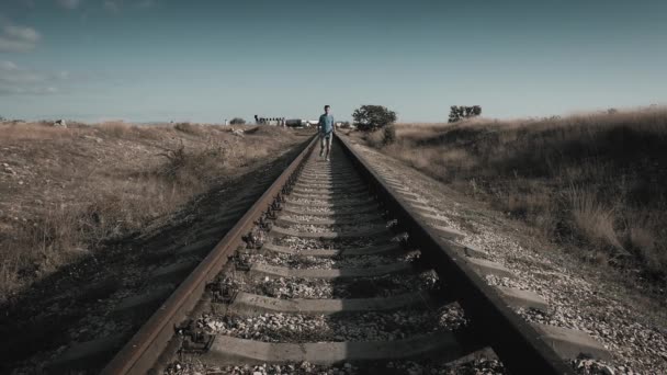 Joven Activo Saludable Corriendo Ferrocarril Durante Actividad Deportiva Ocio Aire — Vídeo de stock