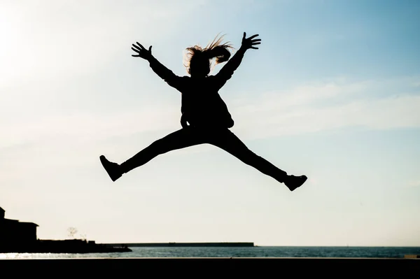 Saludable joven adolescente chica saltar alto en el aire en la ciudad con el mar en verano al aire libre — Foto de Stock