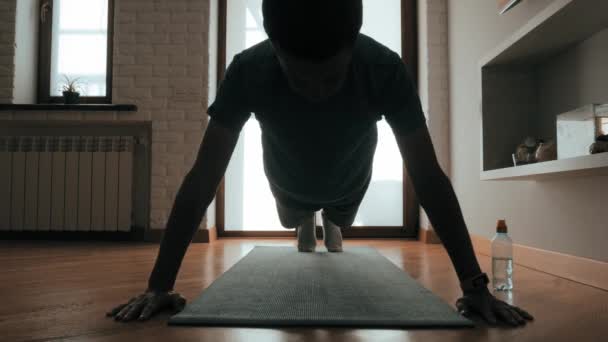 Самоизоляция Дома Отжимания Тренировки Помещении Упражнения Полу Молодой Активный Спортсмен — стоковое видео