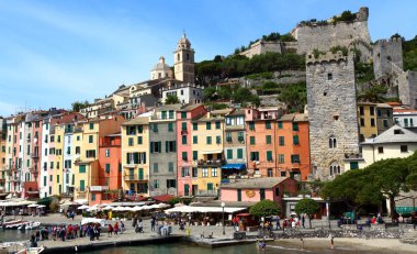 Porto Venere, İtalya - 14 Mayıs 2017: Portovenere görünümü veya Porto Venere (Unesco Dünya Mirası). Ön plan ekimi midye. La Spezia, Liguria, İtalya