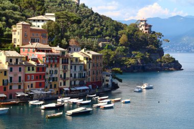 Portofino, İtalya - 15 Mayıs 2017: Portofino onun pitoresk Limanı ve renkli evleri ile ünlü bir çare olduğunu.