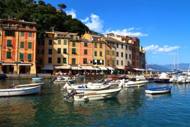 Portofino, İtalya - 15 Mayıs 2017: Portofino onun pitoresk Limanı ve renkli evleri ile ünlü bir çare olduğunu.