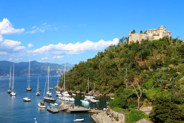 Portofino, İtalya - 15 Mayıs 2017: Portofino onun pitoresk Limanı ve renkli evleri ile ünlü bir çare olduğunu.