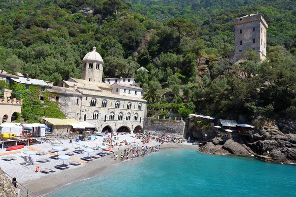 Camogli, İtalya - 15 Mayıs 2017: San Fruttuoso Abbey, büyüleyici küçük bay, Capodimonte, sadece ayak ile erişilebilen veya deniz yer alan Katolik bir ortaçağ abbey.