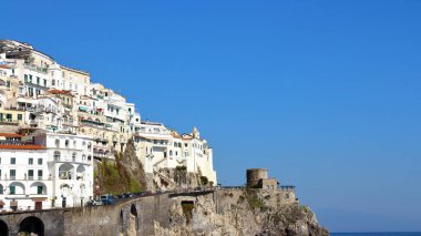 Amalfi, İtalya - 29 Mart 2017: Cliff side köy evleri ve deniz Amalfi Coast, İtalya.
