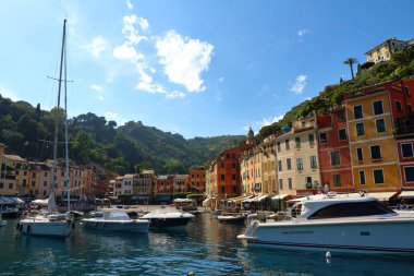 Portofino, İtalya - 15 Mayıs 2017: Portofino onun pitoresk Limanı ve renkli evleri ile ünlü bir çare olduğunu.
