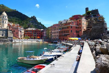 Vernazza, İtalya - 16 Mayıs 2017: Vernazza, beş ünlü yüzlerce yıllık renkli köylerinden Liguria, İtalya'nın bölge Cinque Terre Milli Parkı, görünümünü.