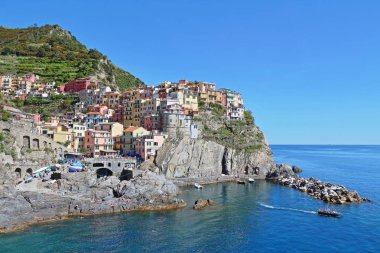 Manarola, İtalya - 16 Mayıs 2017: Manarola, beş ünlü yüzlerce yıllık renkli köylerinden Liguria, İtalya'nın bölge Cinque Terre Milli Parkı, görünümünü.