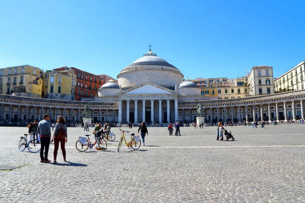 Naples, İtalya - 26 Şubat 2017: Piazza Plebiscito Napoli İtalyan şehir ünlü yerlerinden biridir.