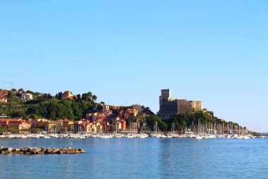 Lerici, İtalya - 17 Mayıs 2017: Lerici'nin İtalya, Avrupa'nın Ligurian sahilindegörünümü. Lerici Kalesi ve Lerici limanı. Güzel renkli şehir manzarası geleneksel İtalyan mimarisi.