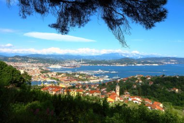 Riomaggiore, İtalya - 16 Mayıs 2017: Riomaggiore, beş ünlü yüzlerce yıllık renkli köylerinden Liguria, İtalya'nın bölge Cinque Terre Milli Parkı, görünüm.