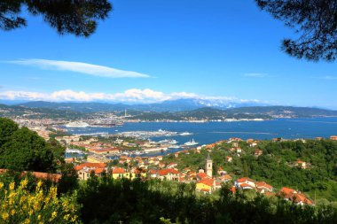 Riomaggiore, İtalya - 16 Mayıs 2017: Riomaggiore, beş ünlü yüzlerce yıllık renkli köylerinden Liguria, İtalya'nın bölge Cinque Terre Milli Parkı, görünüm.