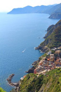 Riomaggiore, İtalya - 16 Mayıs 2017: Riomaggiore, beş ünlü yüzlerce yıllık renkli köylerinden Liguria, İtalya'nın bölge Cinque Terre Milli Parkı, görünüm.