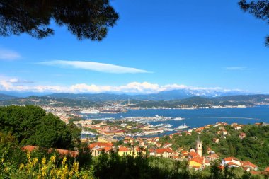 Riomaggiore, İtalya - 16 Mayıs 2017: Riomaggiore, beş ünlü yüzlerce yıllık renkli köylerinden Liguria, İtalya'nın bölge Cinque Terre Milli Parkı, görünüm.