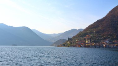 Lake Iseo, İtalya - 12 Mart 2017: Görünüm Iseo Gölü ve dağ Adası, İtalya