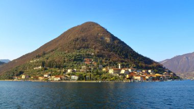 Lake Iseo, İtalya - 12 Mart 2017: Görünüm Iseo Gölü ve dağ Adası, İtalya