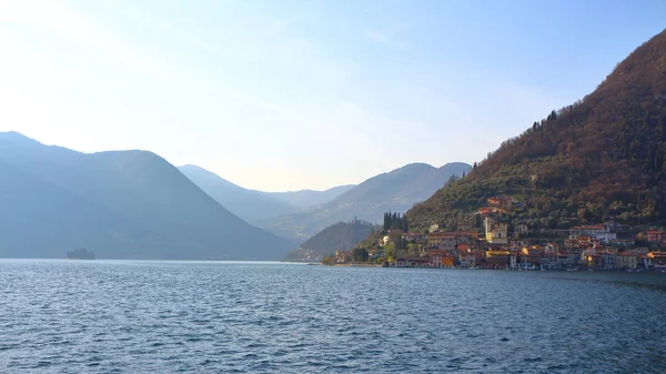 Lake Iseo, İtalya - 12 Mart 2017: Görünüm Iseo Gölü ve dağ Adası, İtalya