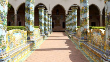 Maiolic cloister Santa Chiara, Napoli, İtalya'nın görüntüleri.