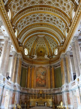 Royal Palace of Caserta (İtalyanca: Reggia di Caserta) çok büyük bir bahçeye ve Napoli kralları tarafından birçok çeşmeler Caserta eski bir royal Residence