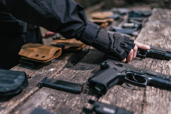 Ausbilder im Sportschießen, um Ihre Waffen in der Natur zu testen — Stockbild Ausbilder Sportschießen Ihre Waffen Der Natur Testen — Stockfoto