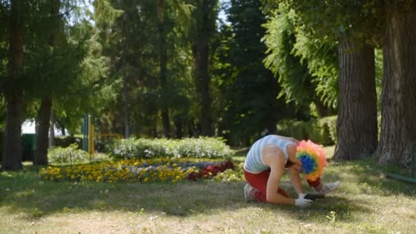 Crazy mime with a pistol in the park. Funny antics and sketch of a clown on the street with a gun. — Stock Footage Crazy Mime Pistol Park Funny Antics Sketch Clown Street Gun Stock Footage