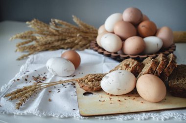 Çiftlikten taze organik çiğ tavuk kahverengi yumurta ve Keten tohumları ile sıcak tahıl ekmeği. Sağlıklı diyet.