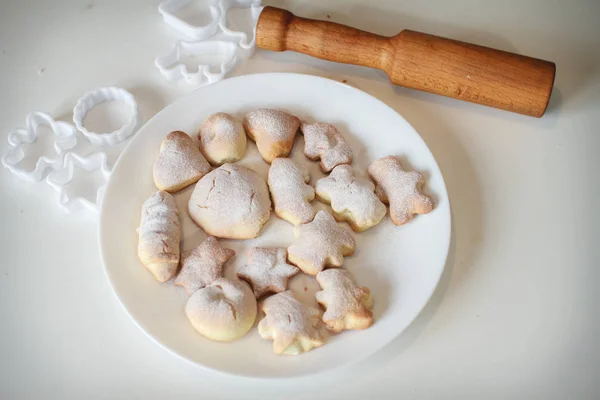 Pâine scurtă pe o placă albă pe un fundal alb. Pini de rulare și tăietoare cookie . — Fotografie, imagine de stoc