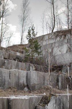 Sibirya'da terk edilmiş mermer ocağı. Minerallerin çıkarılması