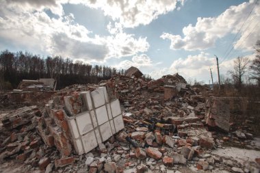 Tuğladan bir evin kalıntıları. Ev yıkıldı, doğal bir felaket..