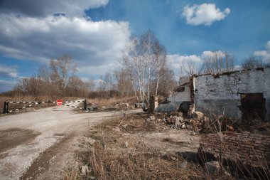 Arka planda giriş, yeşil şerit ve orman hiçbir işareti ile Bariyer. Güvenlik kavramı