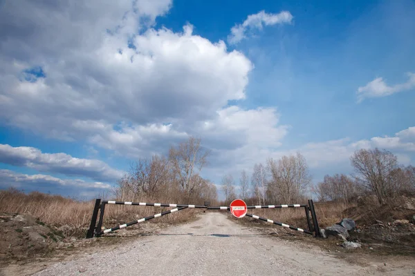 Barrera sin señal de entrada, carril verde y bosque en el fondo. Concepto de seguridad — Foto de Stock