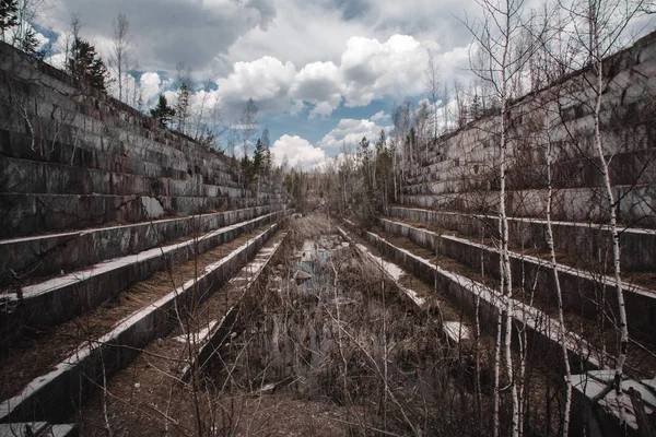 Cava di marmo abbandonata in Siberia. Estrazione di minerali — Foto Stock