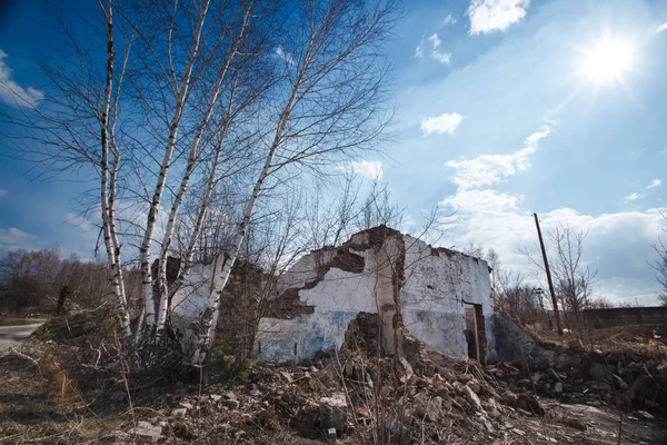 De ruïnes van een bakstenen huis. Het huis is vernietigd, een natuurramp. — Stockfoto